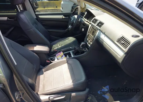 2012 Volkswagen Passat 2.5L Se z USA, uszkodzony, nr VIN 1VWBP7A31CC044952